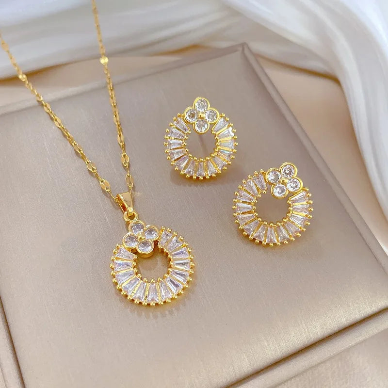 Luxury 18K Gold Plated Diamond Flower Heart Butterfly Pendant Necklace with Link Chain Fashionable Jewelry Set Design