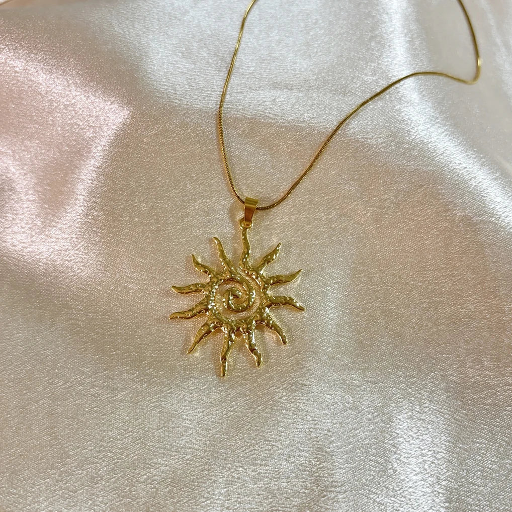18K Gold Plated Stainless Steel Sun Shape Shinny Color Necklaces for Women Traveling Shopping Wear