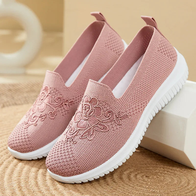 New Design Outdoor Slip-on Women's Casual Sports Shoes Embroidered Anti-slip Casual Shoes for Elderly Ladies
