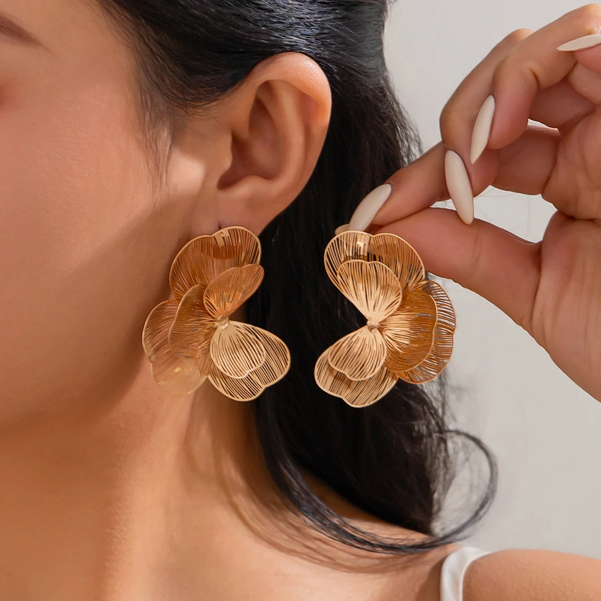 Charms Multilayer Stripes Hollow Out Copper Flower Stud Earrings for Women Trendy Ladies Street Wear Fashion Jewelry Accessories