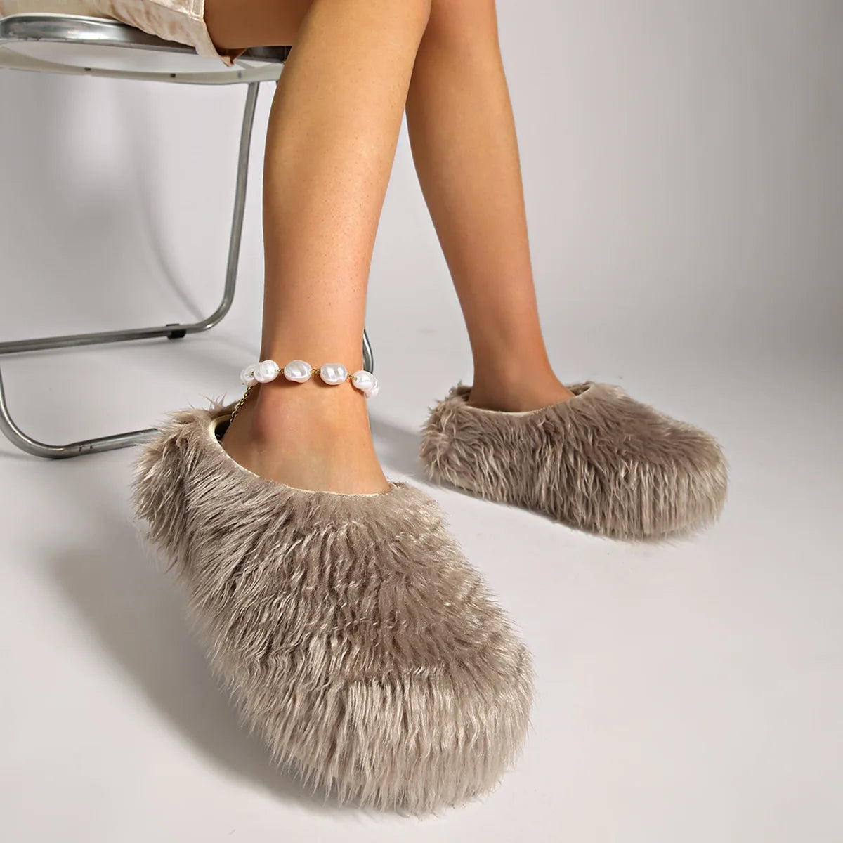 2025 Hot Sale Fuzzy Slippers Solid Color Chic Cozy Commuting Slippers Fashion Women Closed Toe Fur Slipper