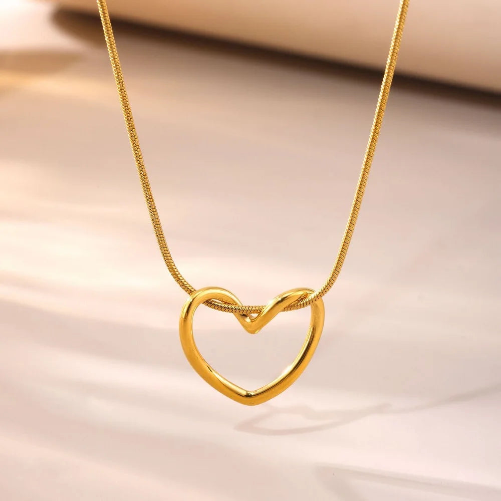 Minimalist Jewelry Twisted Love Chokers Necklaces Fashion Gold Plated Stainless Steel Love Heart Pendant Necklace for Women