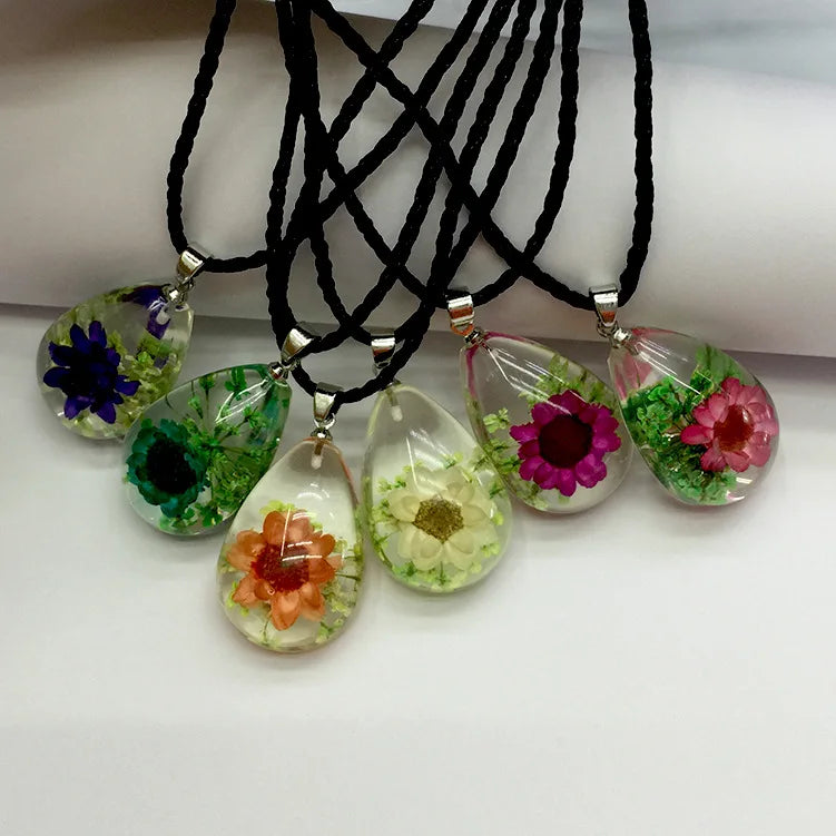 Summer Hot Sale Fashion Pastoral Style Waterdrop Amber Pendant Necklace Resin Dried Flower Necklace for Women