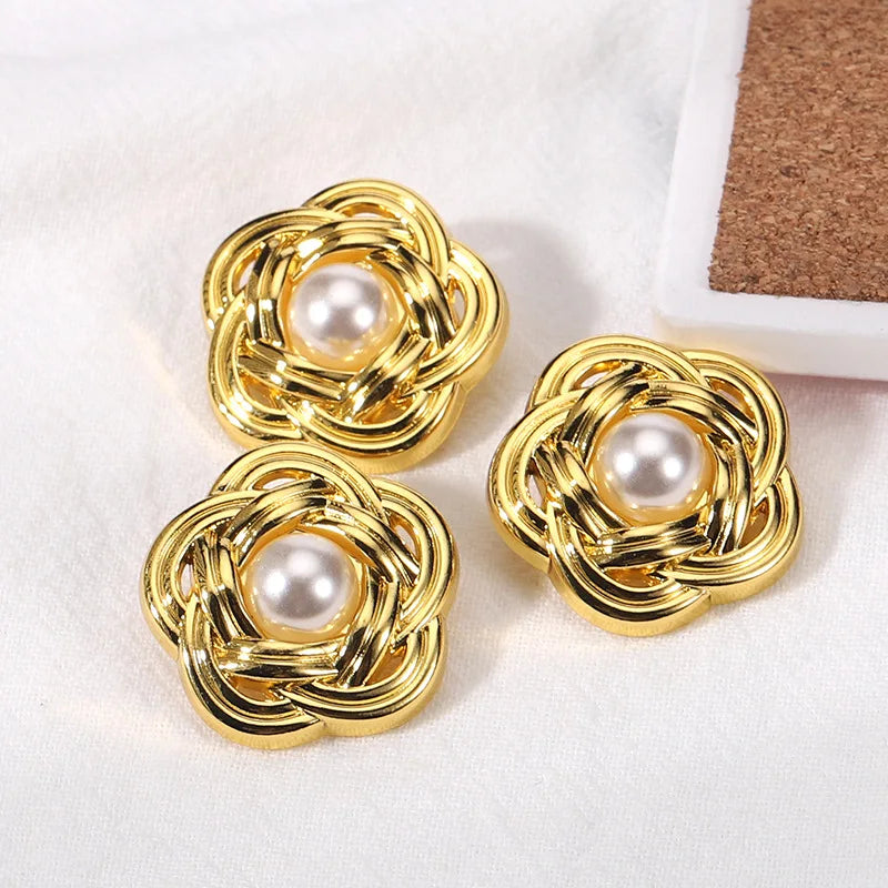 Fancy Ladies Apparel Accessories Gold Plating Color Hand Sewing Shank Pearl Flower Metal Alloy Buttons for Clothes
