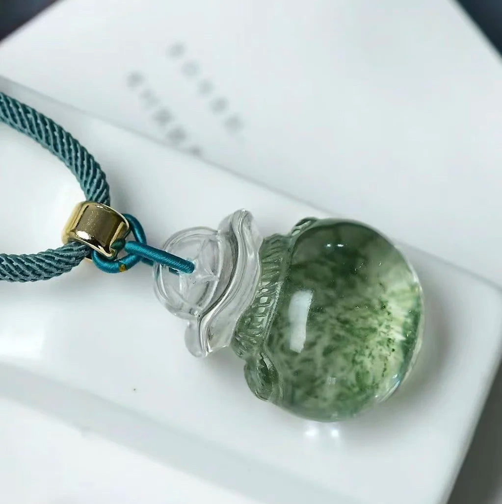 The Green Ghost Crystal Pendant Using the Appearance of a Money Bag Has the Meaning of Wealth