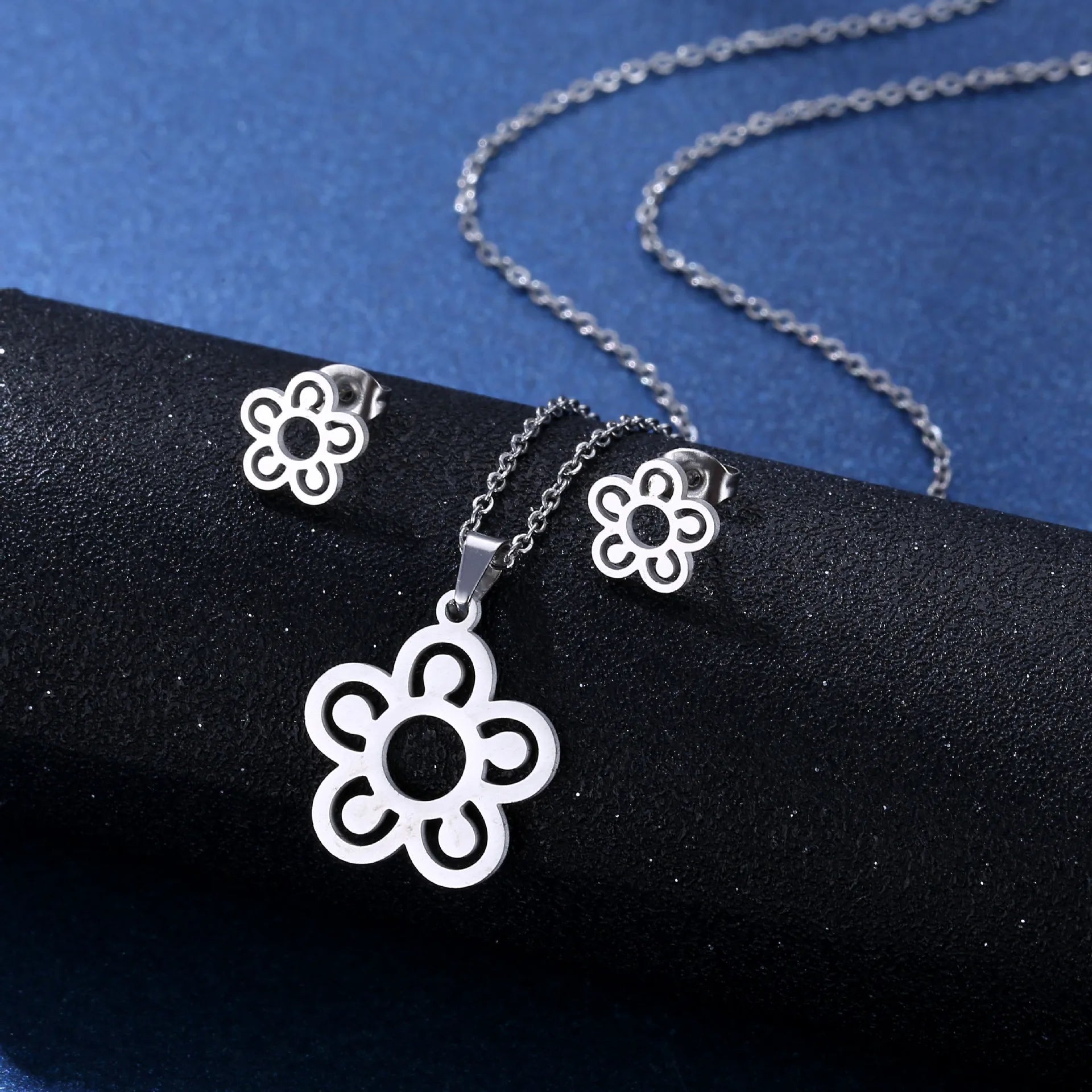Cheap and Hot Selling New Stainless Steel Necklace Women's Flower Pendant Fashionable Necklace Earring Set Wholesale