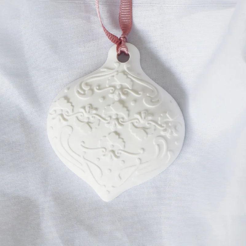 White Heart Shaped Hanging Car Wardrobe Pendant Air Freshener Scented Ceramic Aroma Plaster Porcelain Flower Fragrance Diffuser