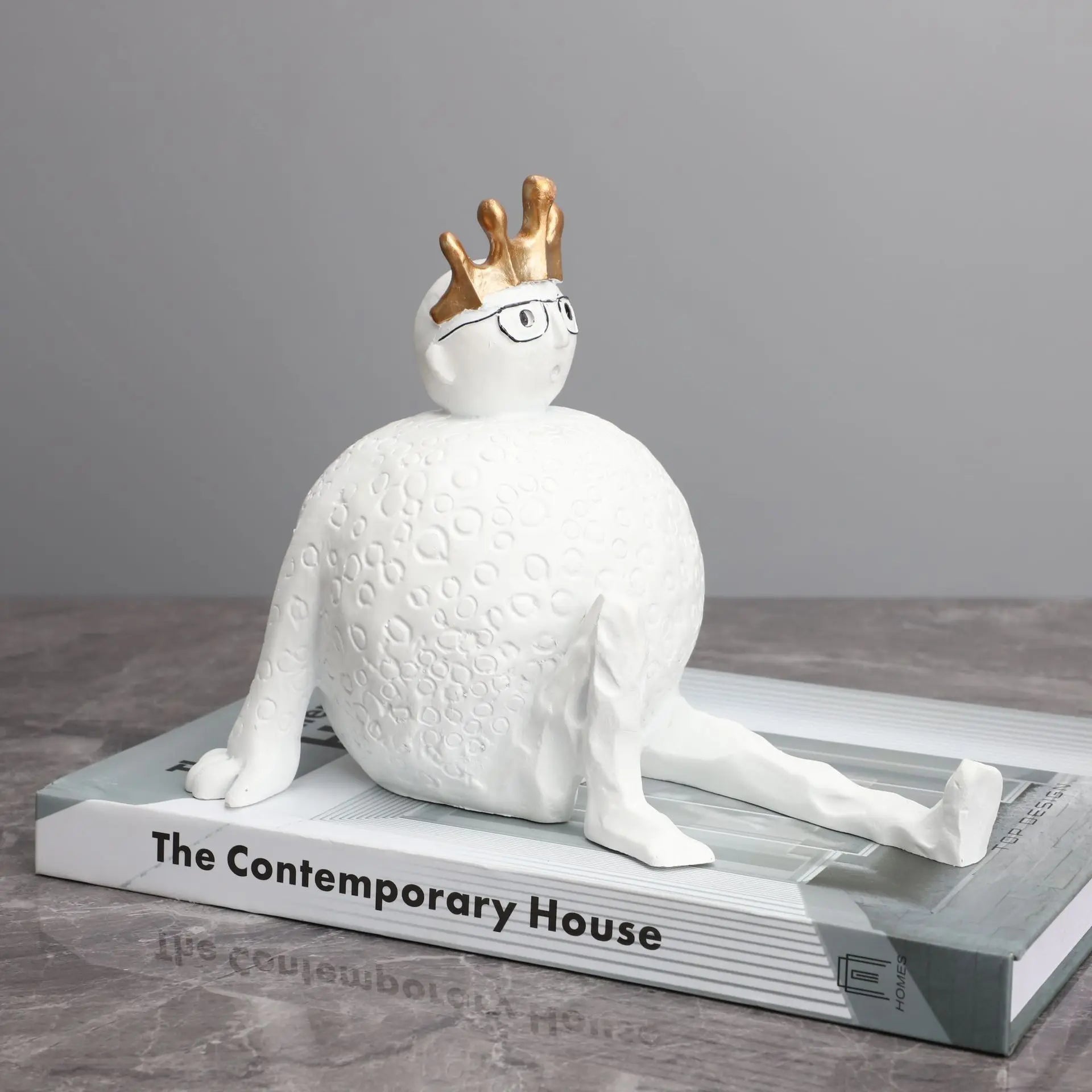 Simple Creative Resin Sculpture Crown Sitting Ornament Home Decoration Resin Craft Ornament
