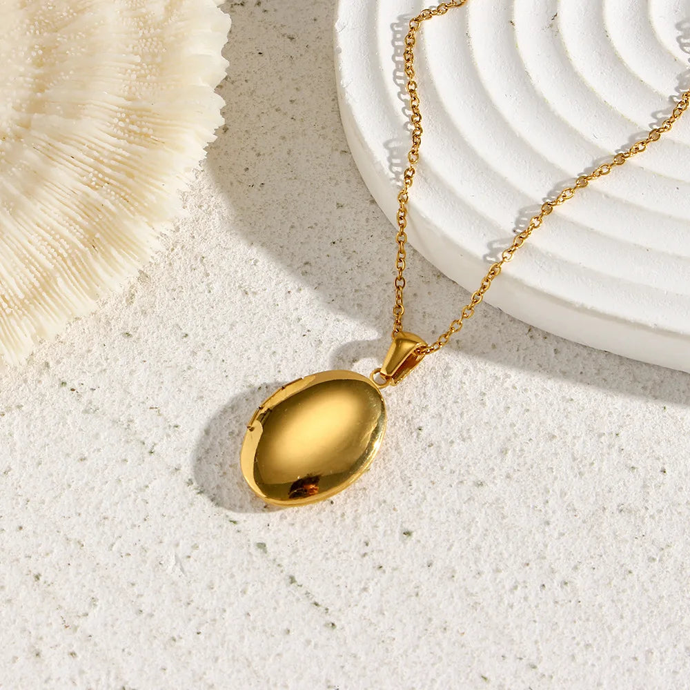 2024 Trendy Oval Shape Locket Necklace High Quality Stainless Steel 18k Gold Locket Necklace Support Custom Logo or Patterns