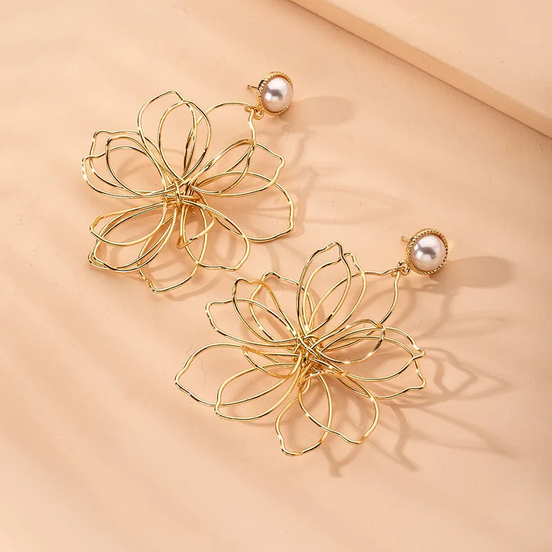 Creative Design Pearl Flower Statement Earrings Exaggerated Gold Plated Hollow Metal Flower Earrings for Women