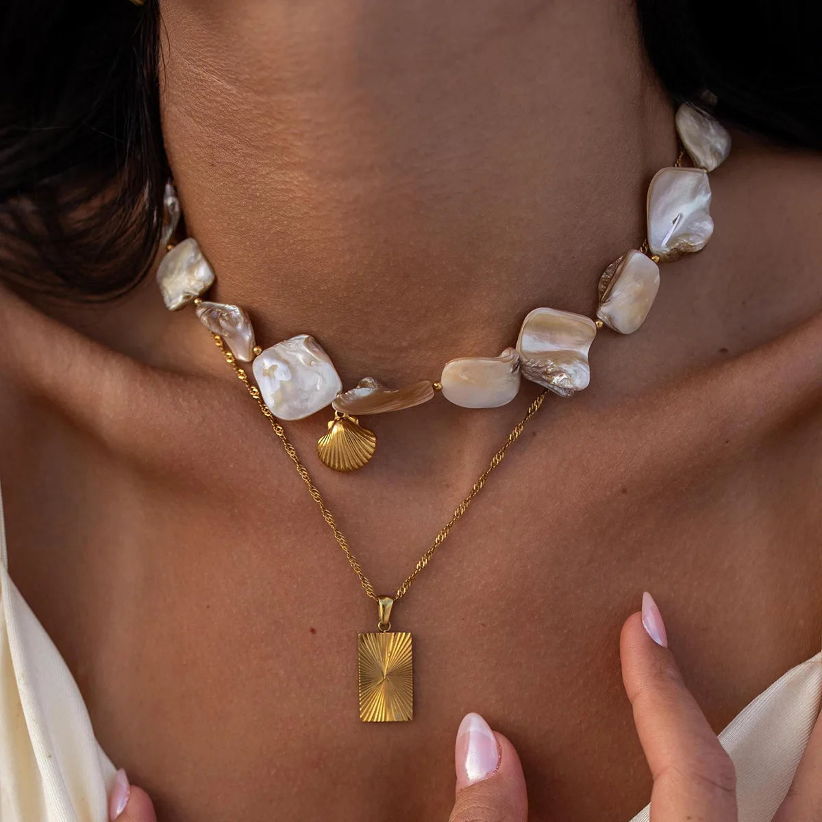 Women's Trendy Summer Stainless Steel Jewelry Bold Non-Tarnish Gold Plated Pearl Shell Pendant Necklace Chunky Fashion Link