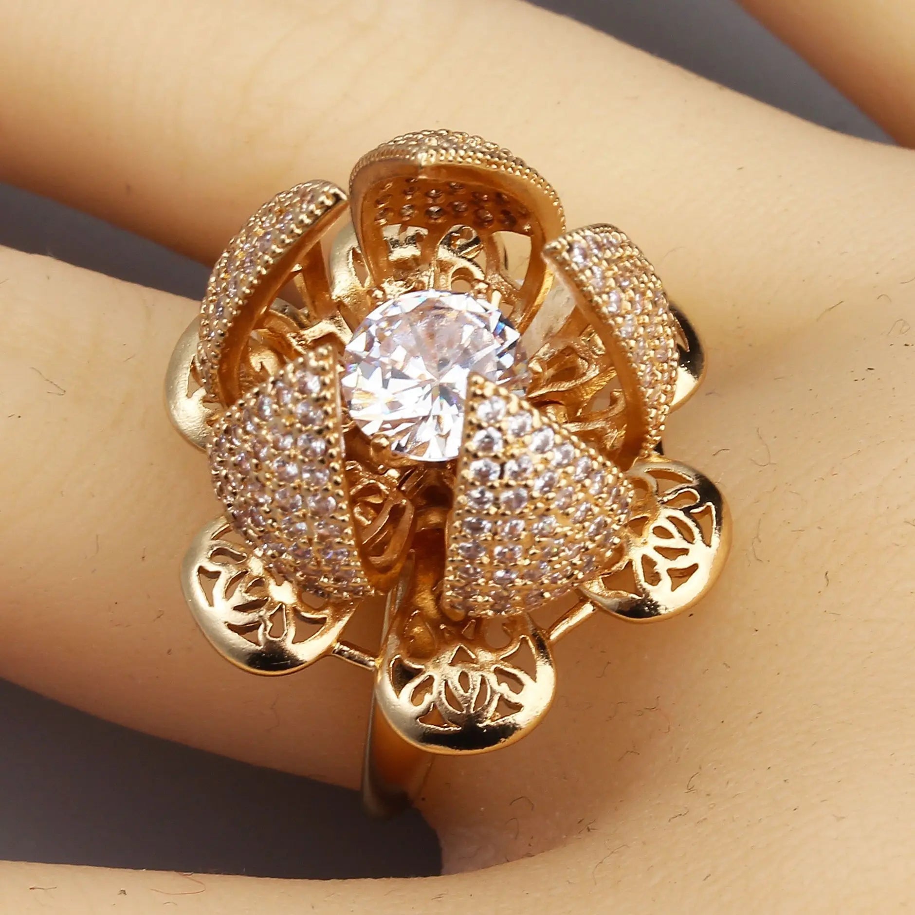 Creative Beautiful Flower Bud Gold Plating Ring Adjustable Switch Bling Crystal Zircon Ring Charm Jewelry Ring for Women Gift