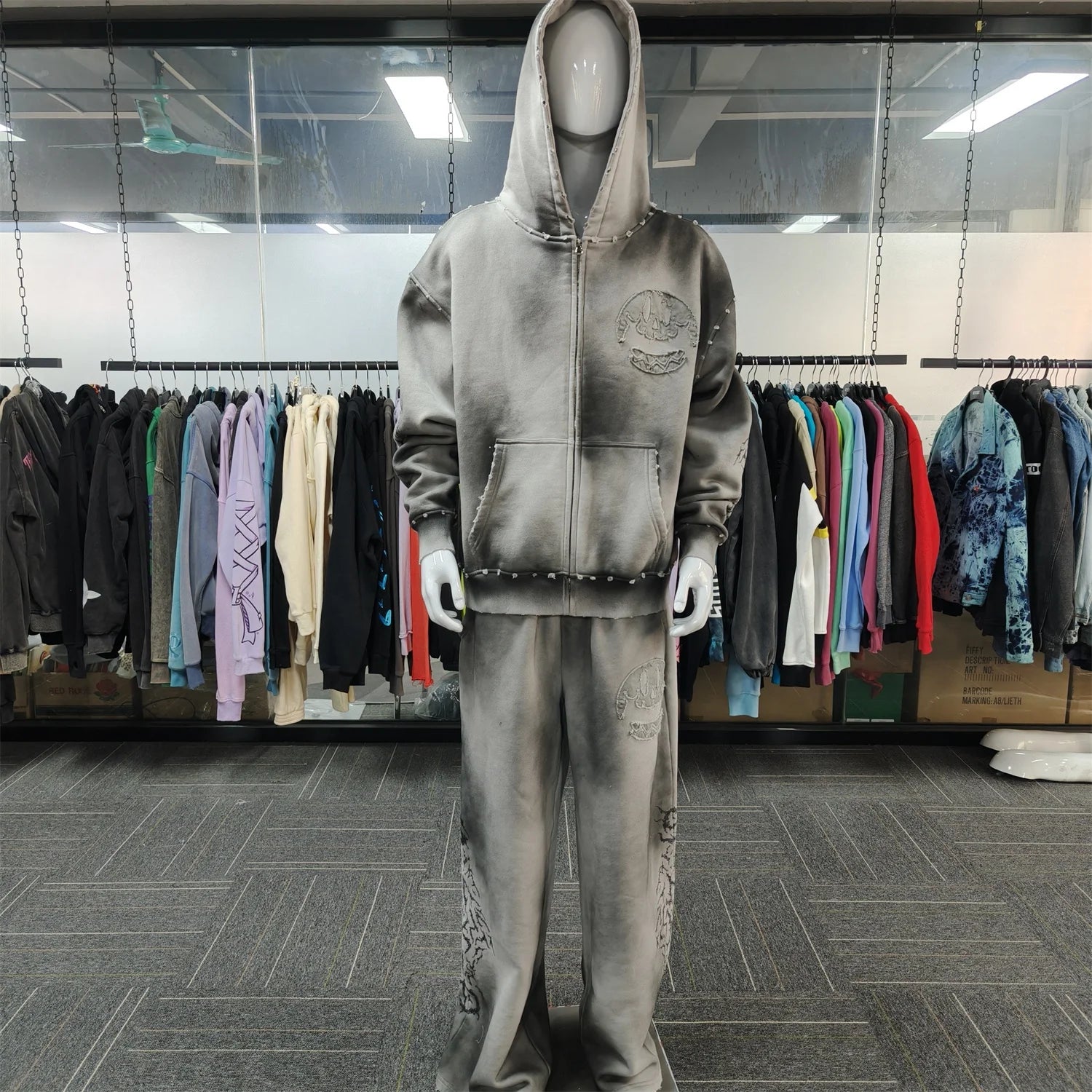 OEM Custom Men's Two-Piece Heavyweight Sweatsuit Set Distressed Embroidery Patch Sweatpants & Acid Wash Rhinestone Hoodie