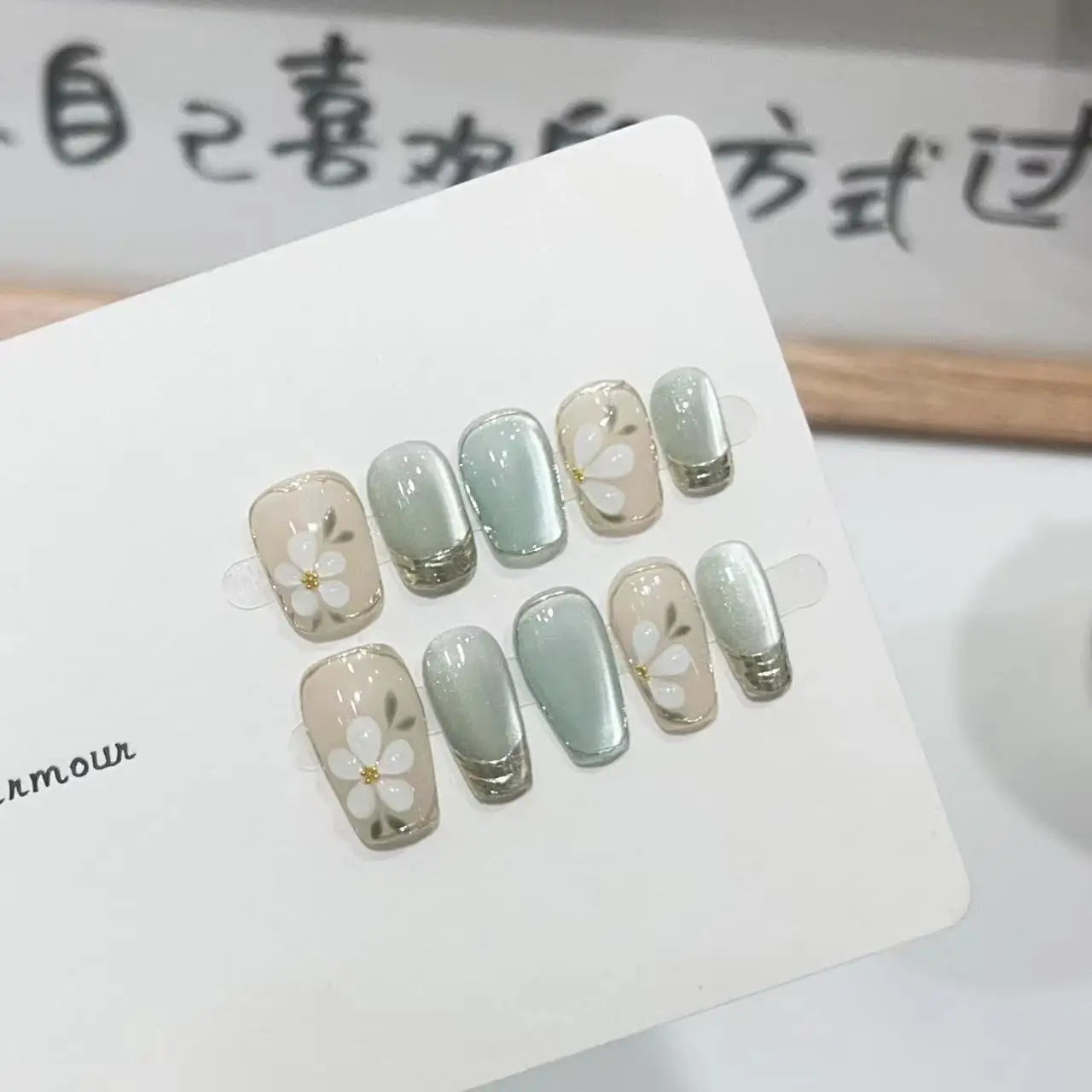 Wholesale Reusable Press on Nail Luxury Artificial Nail Small Shipping Boxes Short Cute Round Holiday New Design False Nails Set
