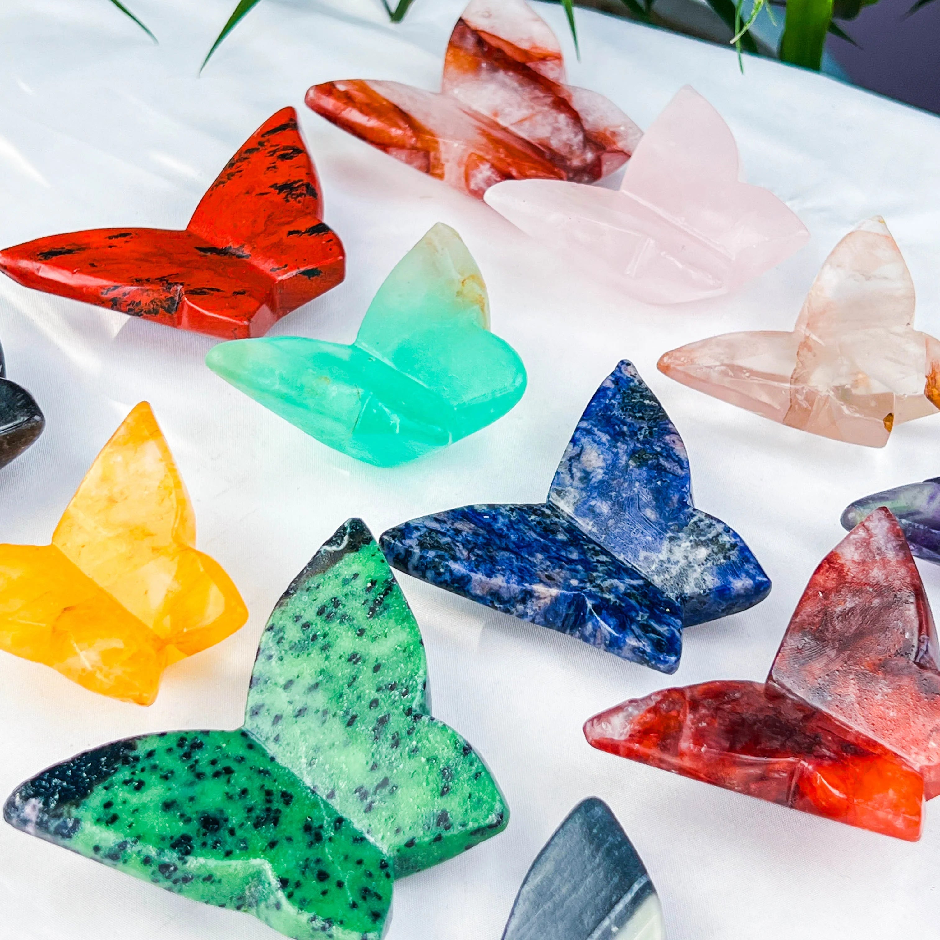 Wholesale New Arrived Hand Carved Natural Mixed Material Crystal Carving Butterfly Shaped for Decoration Gift