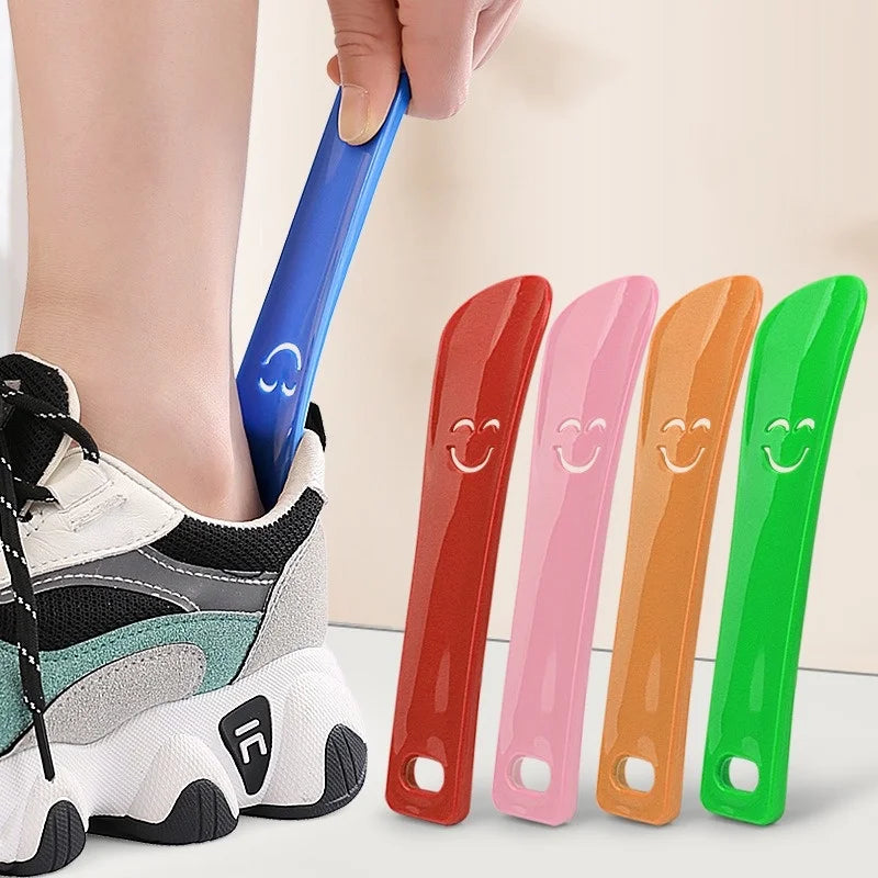 Cartoon Smiley Face Small Shoe Extractor Lazy People Gospel Home No-squat Wear Shoe Lift Tool Plastic Shoehorn