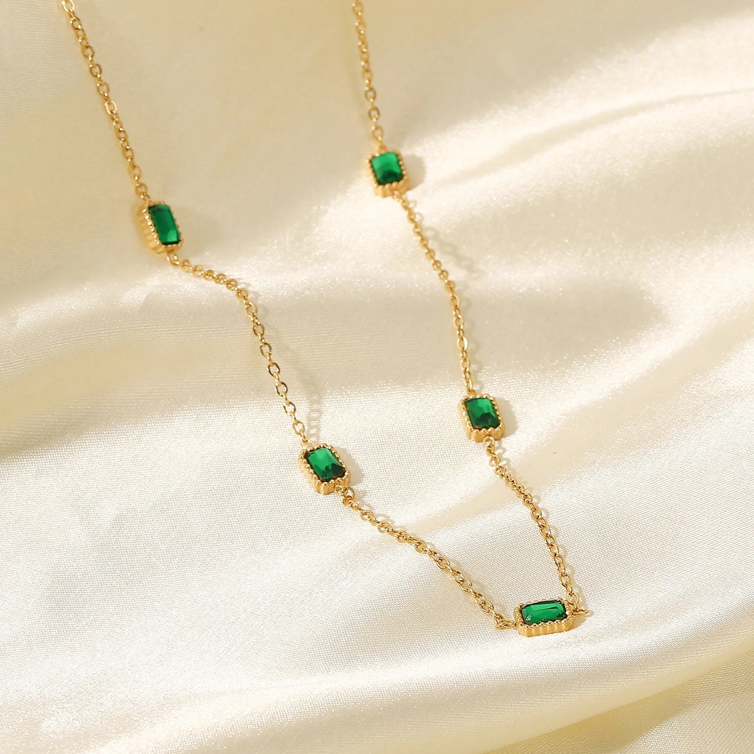 Dainty Green Stone Emerald Chokers Necklaces Minimalist Gold Plated Waterproof Cubic Zirconia Clavicle Necklace Colliers Femmes