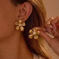 18k Real Gold Plated Stainless Steel Flower Design Shell Pearl Stud Earrings Feminine Design for Spring Jewelry
