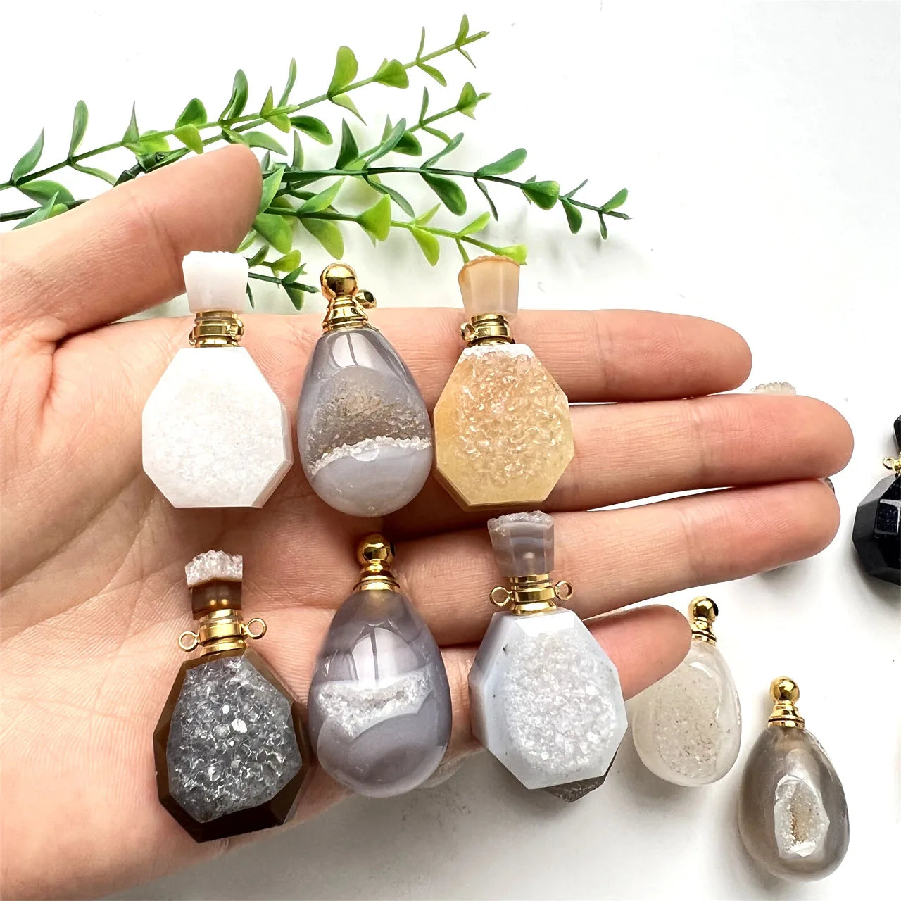 Natural Crystal Crafts Carving Can Open Stone Pendant Agate Cluster Crystal Perfume Bottle for Gift
