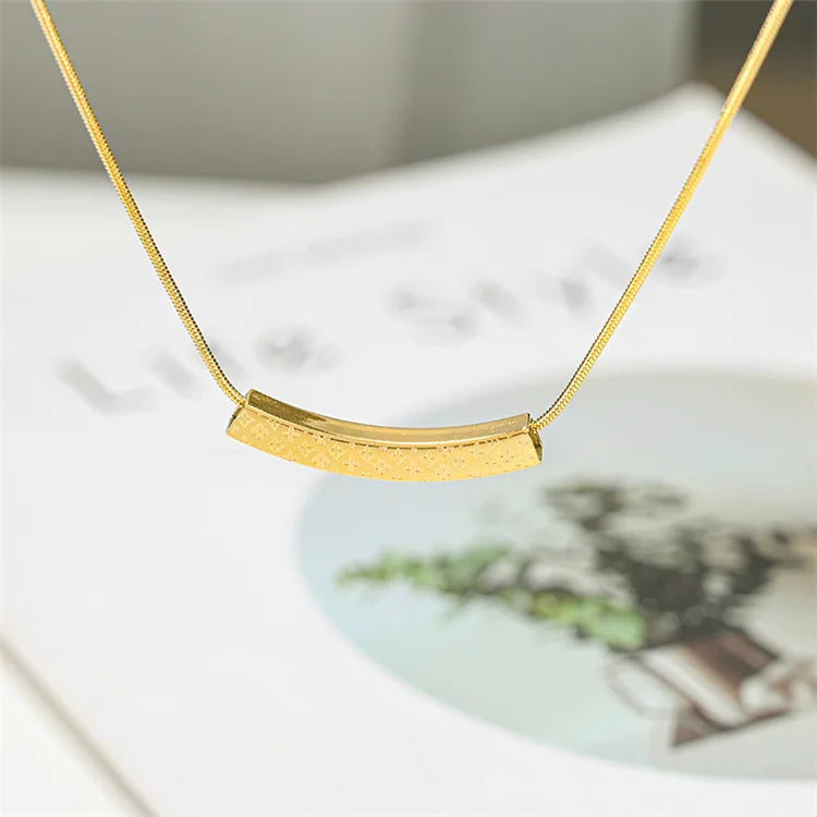 Wholesale New Classic Stainless Steel Designer Four Leaf Grass Pattern Lucky Smile Necklace