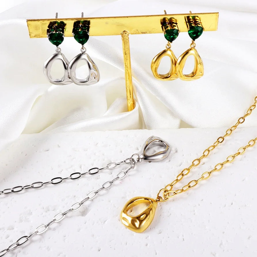 OEM Exquisite Women Stainless Steel 18K Gold Jewelry Set Green Zirconia Earrings Irregularly Shaped Circle Pendant Necklace Set