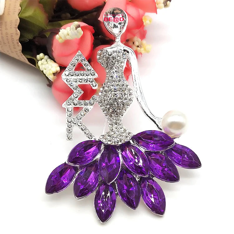 Luxury Metal Alloy Greek Letters Logo Sorority Series Dance Lady Crystal Rhinestone Lapel Brooch for Women Jewelry Accessories