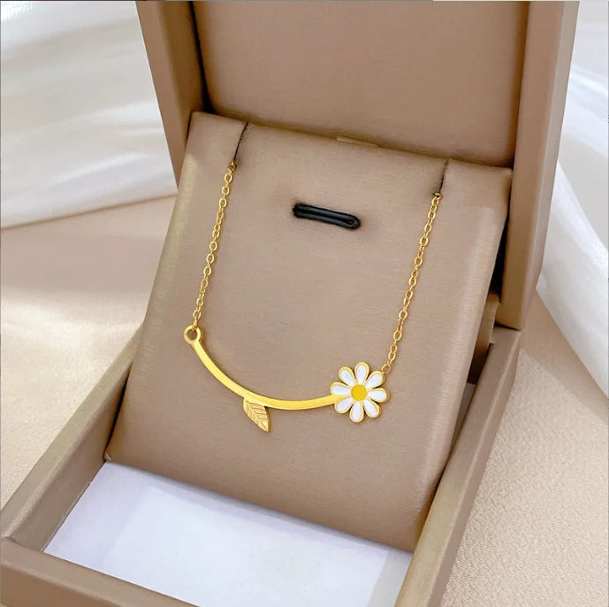 2023 Korean Fashion Gold Stainless Steel Necklace for Women Heart Bear Flower love Knot Pendant Clavicle Chain Jewelry Wholesale
