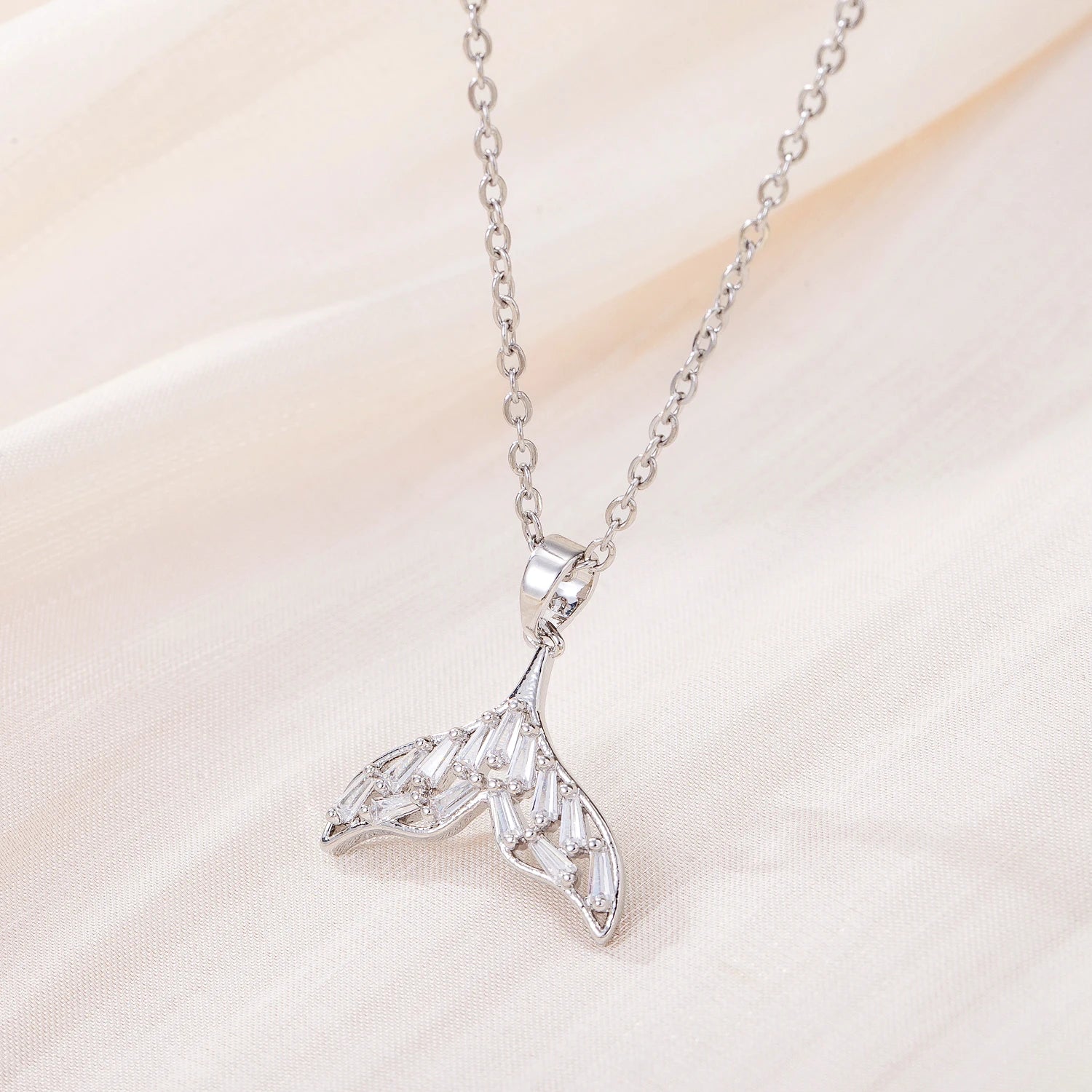 Hot Selling Korean Luxury Stainless Steel Design Simple Fashion Diamond Zircon Fishtail Pendant Necklace