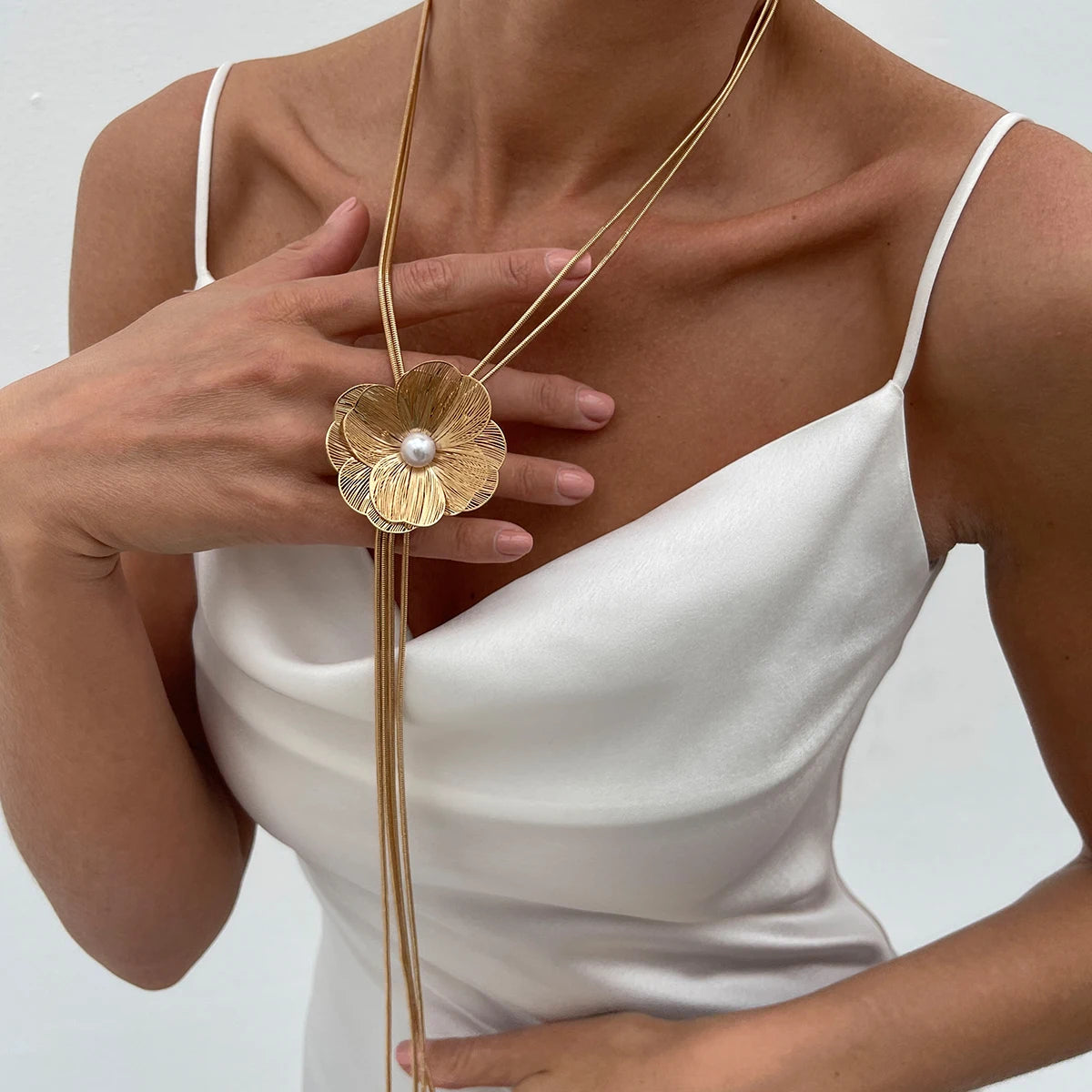 Elegant Long Chain Tassels Imitated Pearl Flower Necklace for Women Trendy Ladies Wear Accessories in Neck Fashion Jewelry Gifts