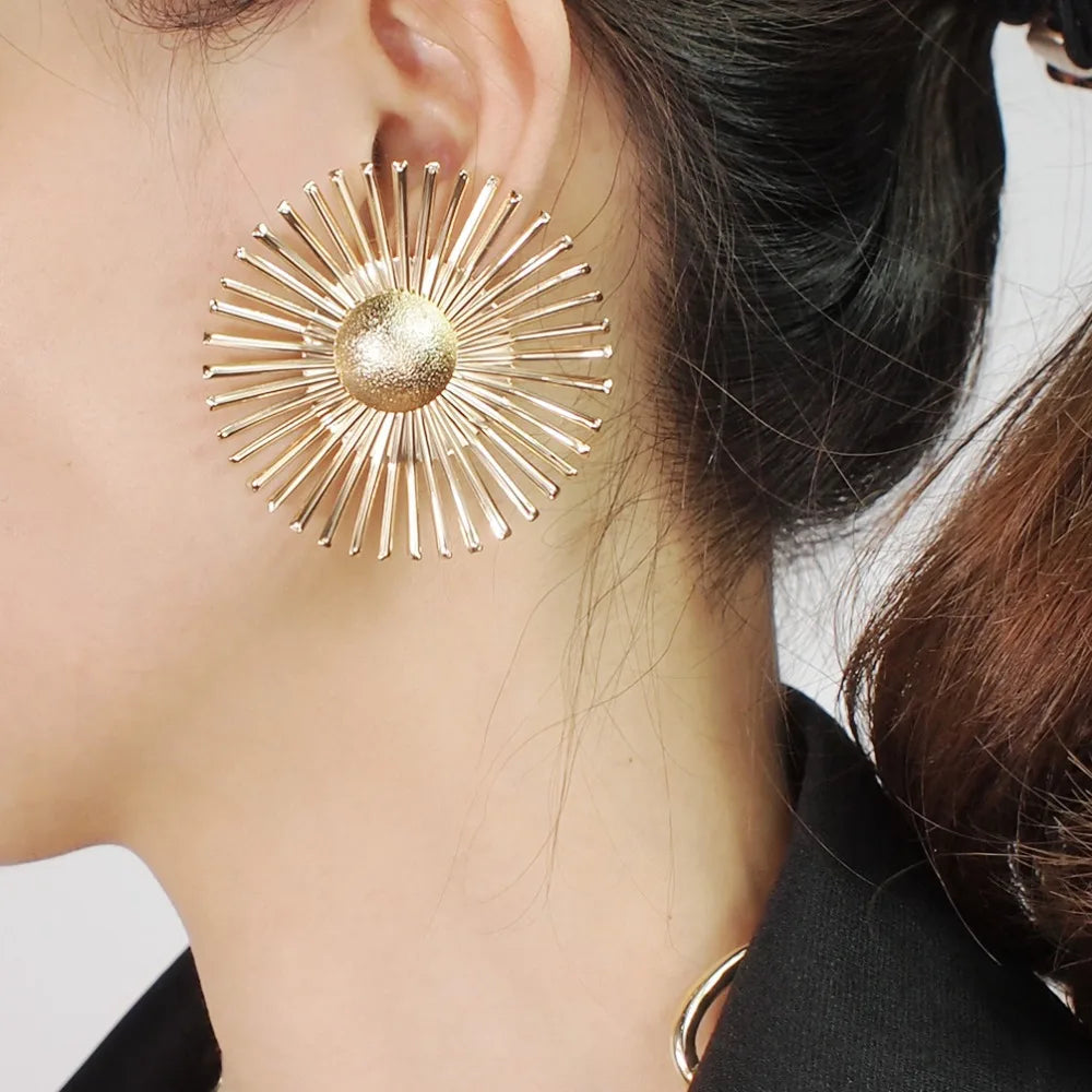 New Style Bohemian Flower Earrings Hot Selling Plated Gold Metal Petal Little Daisy Stud Earrings for Ladies Fashion Jewelry
