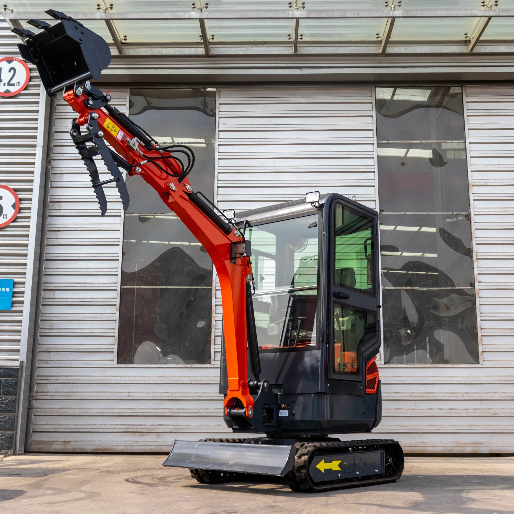 High Productivity Mini 1600kg Warning Lights Crawler Excavator Small Diggers With Warm Cabin