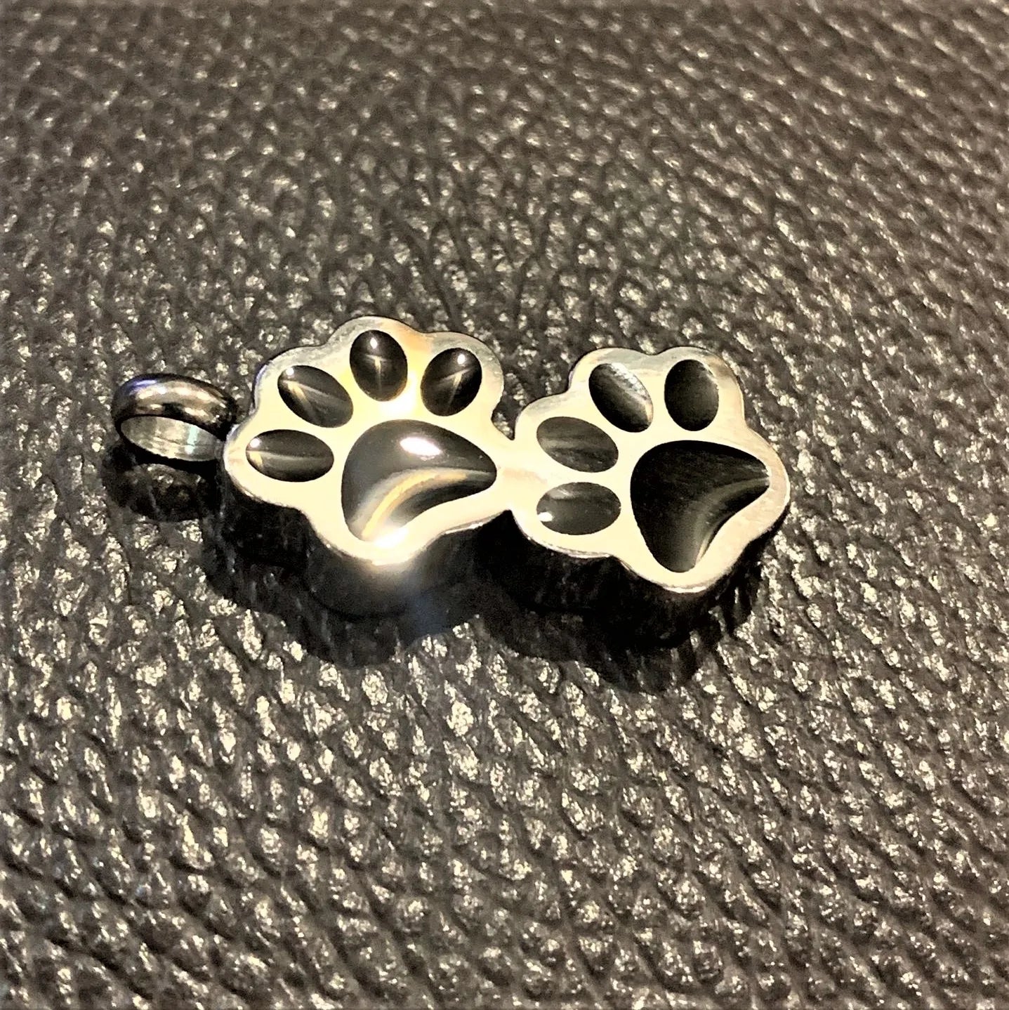 Stainless Steel Pet Paw Cremation Urn Necklace Dog Paw Jewelry Memorial Souvenir Pendant Supplier for Pet Funneral Gift Ash Urn