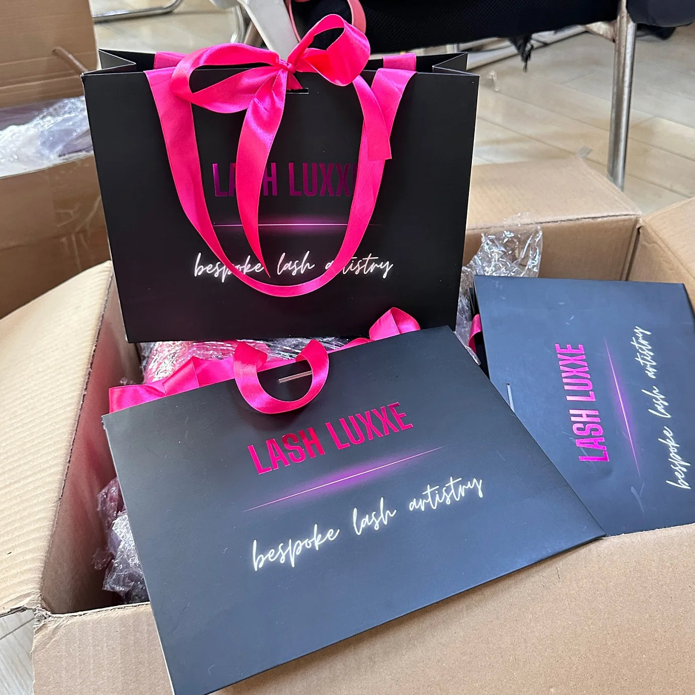 2024 Hot Custom pink Paper Bags Cardboard Luxury White Kraft Paper Gift Bag With Ribbon Handle