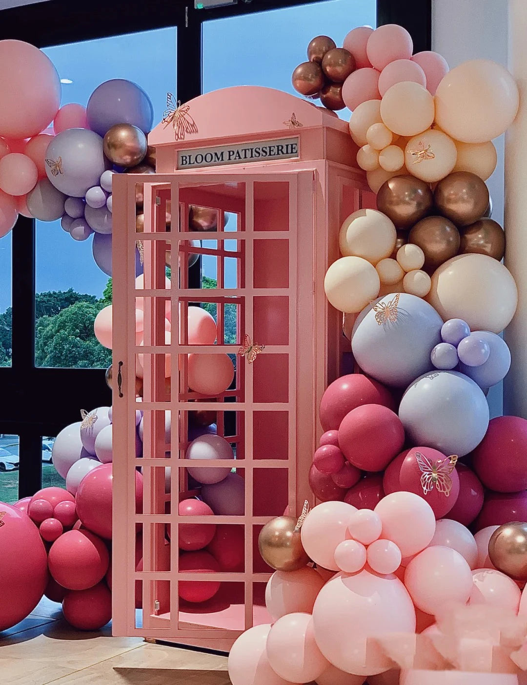 New Art Installation British Telephone Phone Booth Antique pink Floral Telephone Booth for Wedding Props London Telephone Booth