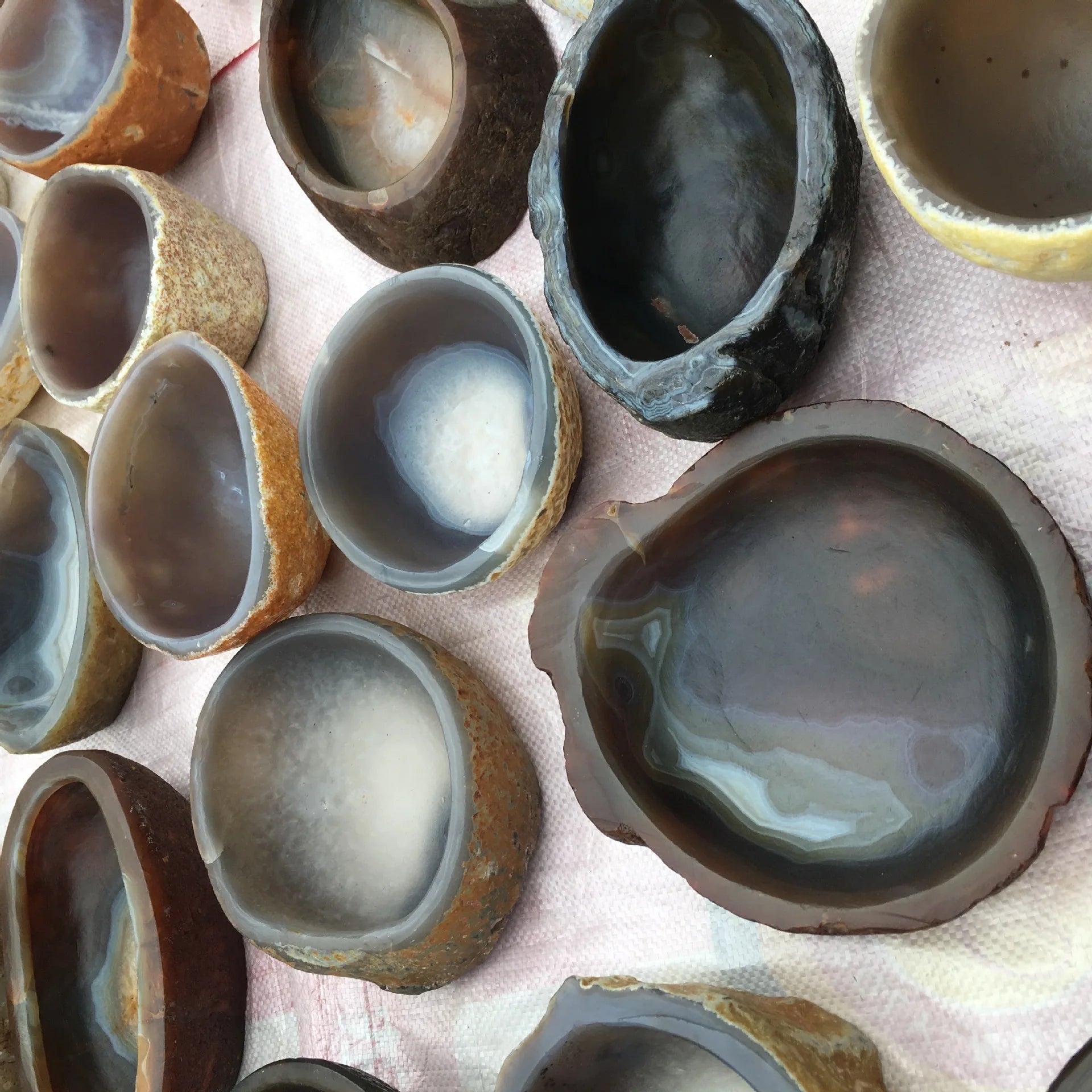 HZ Wholesale Hand Carved Natural Agate Quartz Crystal Bowl