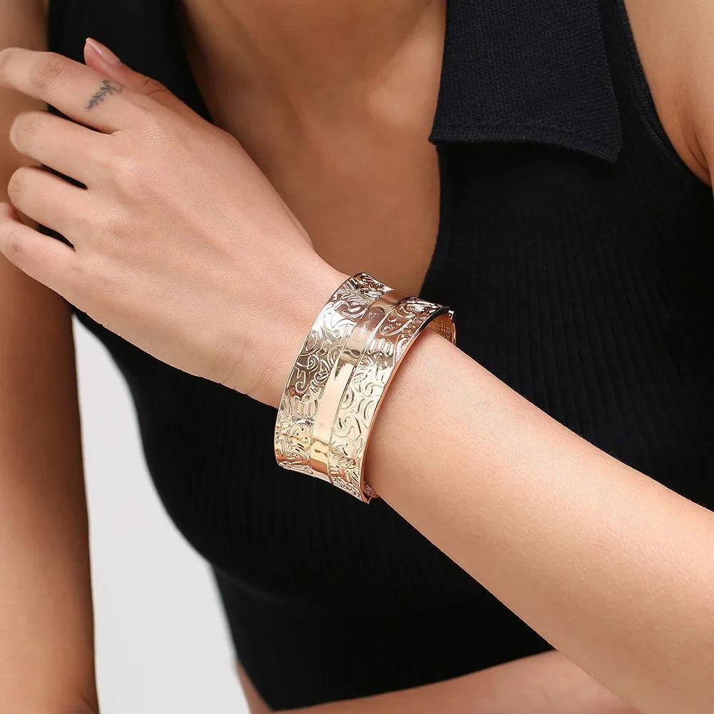 Niche Luxury Gold Plated Alloy Round Cuff Bracelet for Women Trendy Exaggerated Light Opening Design for Party