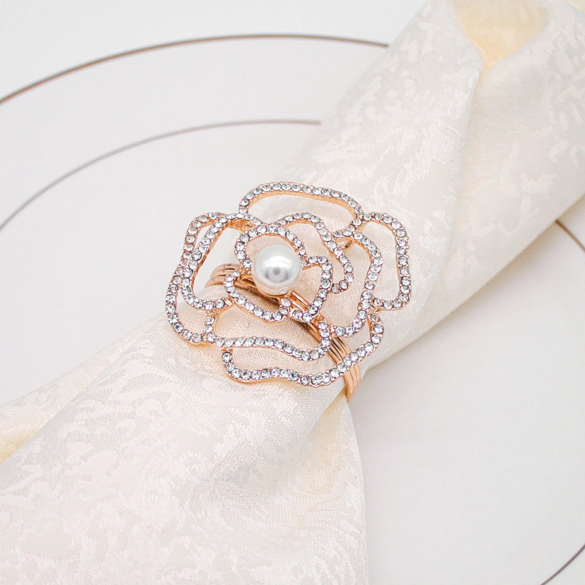 Luxury Jewelry Accessories Flower Napkin Ring Rhinestone Hollow Rose Napkin Rings for Romantic Wedding Decoration