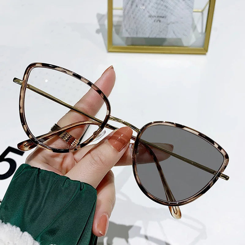 2023 Fashion Retro Color-changing Anti-blue Glasses Metallic Plain Mirror Female Cat's Eye Optical Glasses Frame