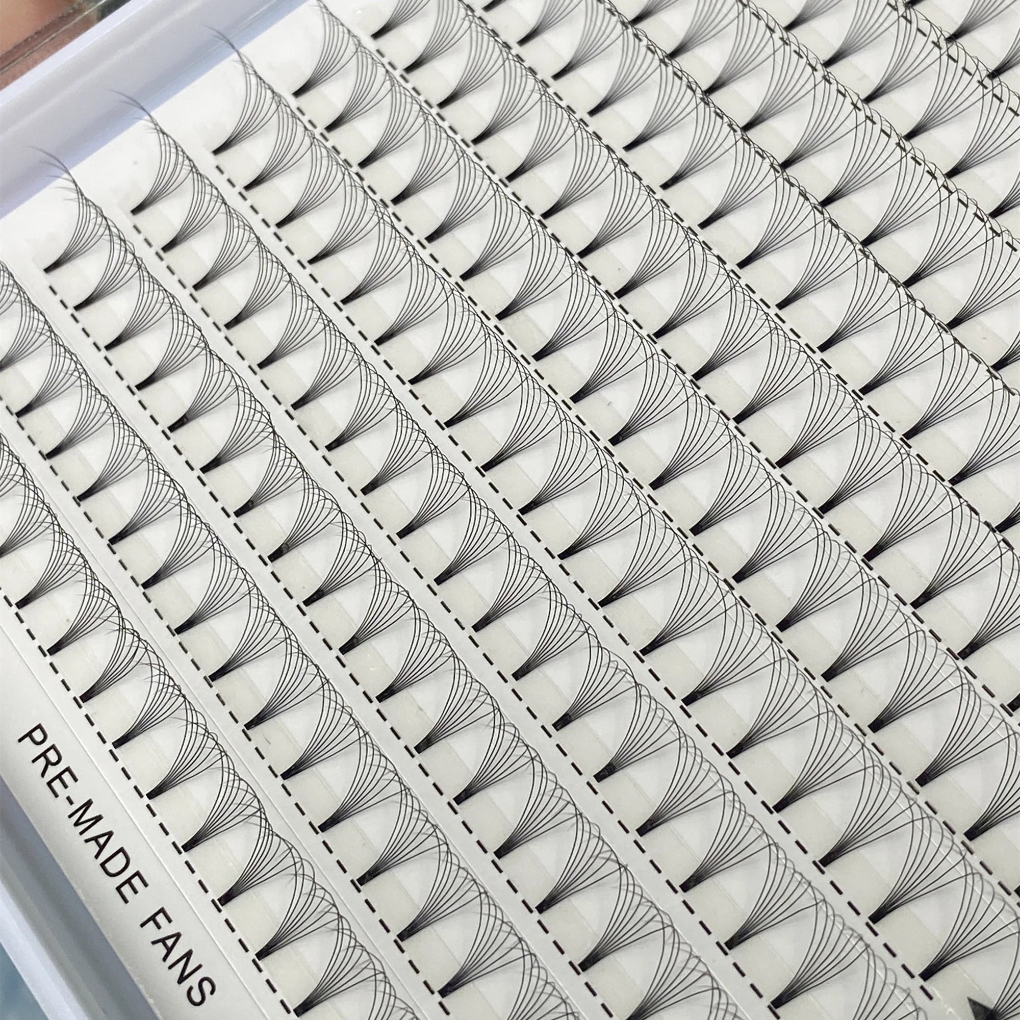 Wholesale Matte Black Short Stem 7D Lashes 16 Rows XXL Trays 0.07mm C D Curl 7D Premade Volume Fans Eyelashes