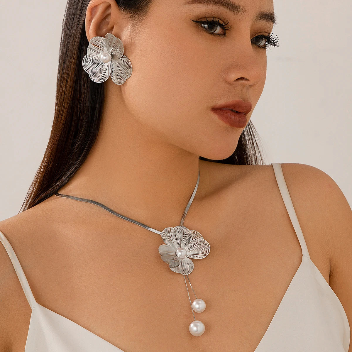 Elegant Imitated Pearls Flower Necklace and Earrings Set for Women Trendy Ladies Charms Wedding Decoration Fashion Jewelry Gifts