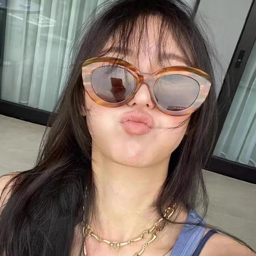UNOC 2026 New Designer Unisex Cat Eye Sunglasses with White Big Full Rim Frame Famous Brands Jelly Stripe Personality UV400