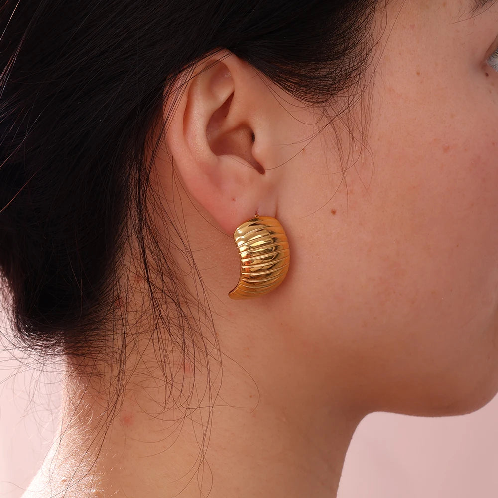 Hot Selling High Sense Niche Design Fashion Stud Stripes Earrings  Line Texture Stud Earrings for Ladies