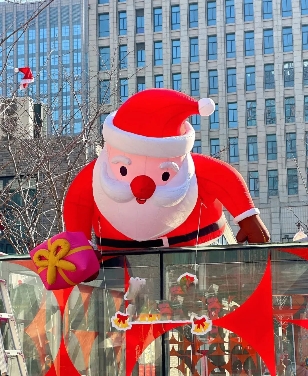China Wholesale Festival Climbing Gift Outdoor Christmas Decorations Inflatable Claus Cartoon Toy