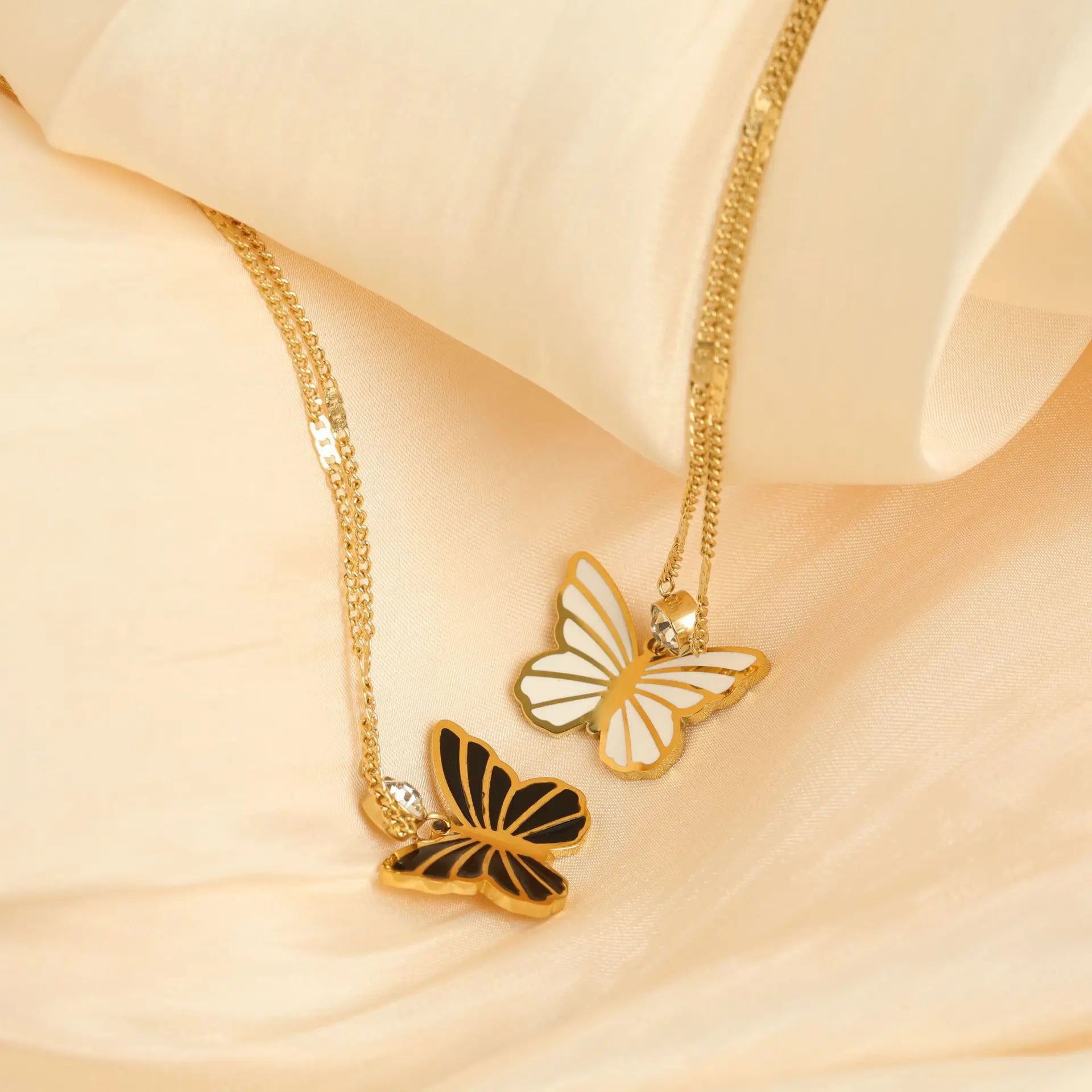 Light Luxury Retro Fashion Stainless Steel Butterfly Necklace Black White Drop Oil Agate Pendant Gold Wedding Engagement Gift