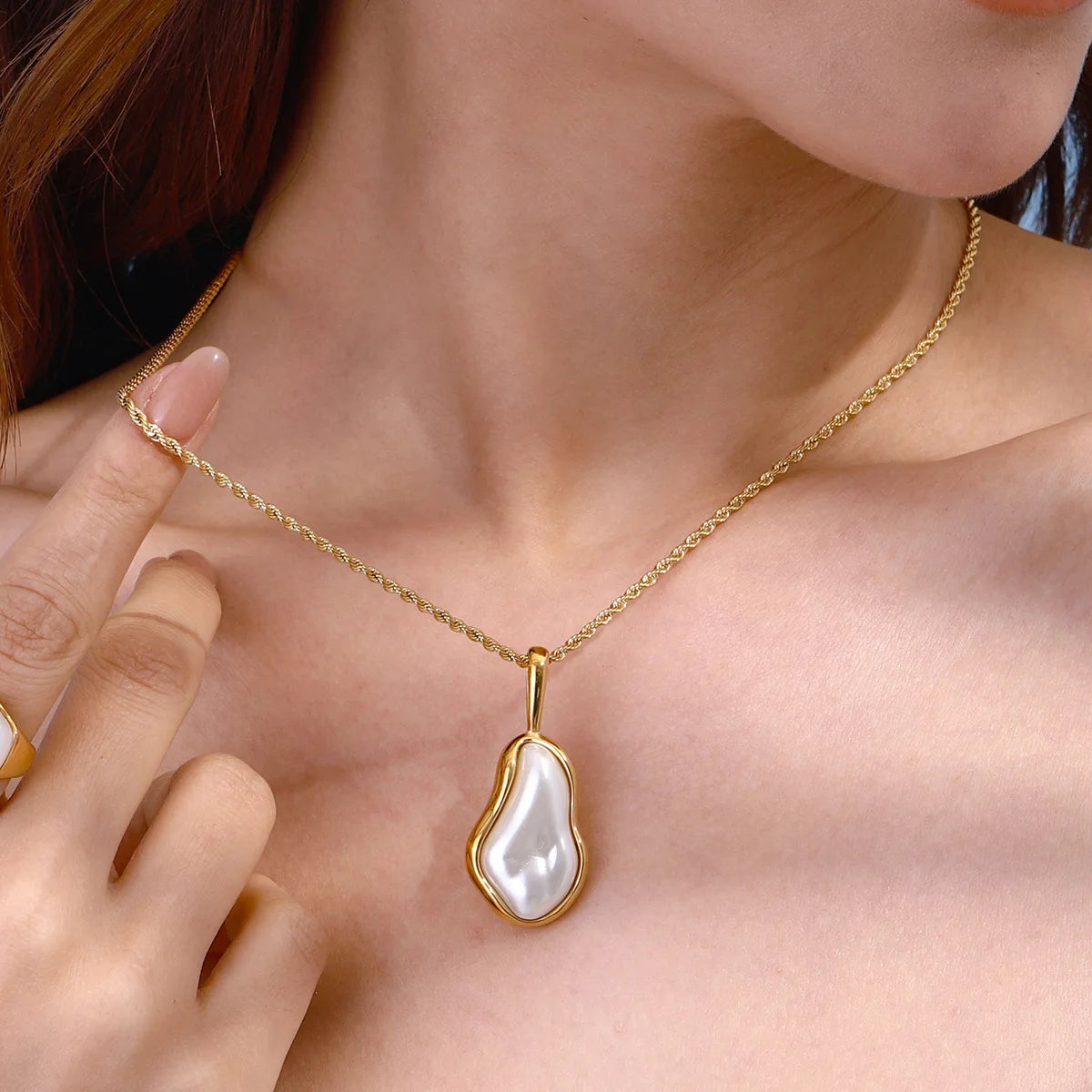 Women's Unique Minimalist Stainless Steel Pearl Necklace with Link Chain Hypoallergenic Jewelry Featuring Geometric Pattern