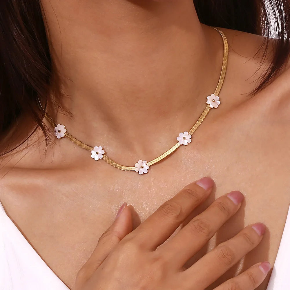 Fashionable 18k Gold-plated Stainless Steel Necklace Personalized Temperament Shell Flower Blade Chain Titanium Steel Necklace