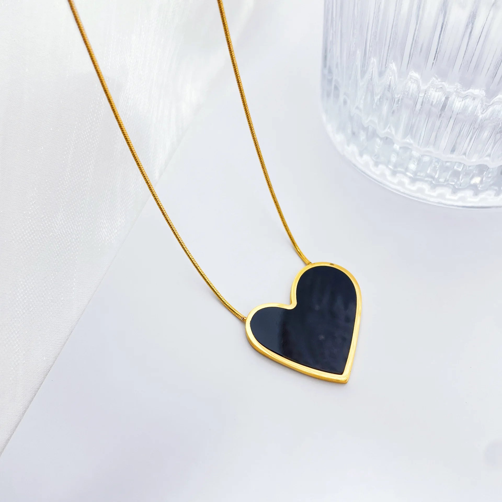 Fashion Hypoallergenic Gold Plated Stainless Steel Choker Necklace Minimalist Acrylic Heart Pendant Necklace Colier Pour Femme