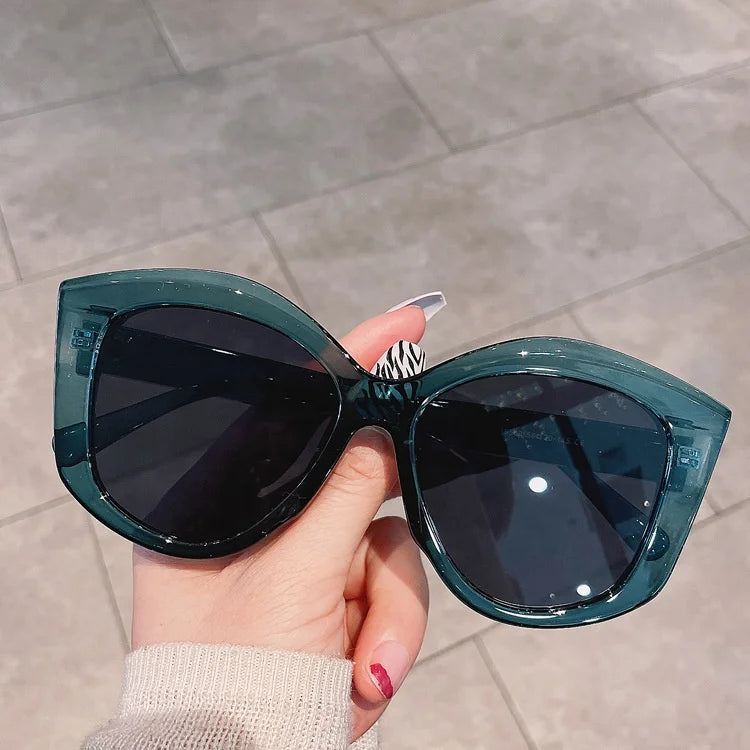 2022 Korea Style Outdoor Beach Uv400 Lenses Shades Fashion Thick Frame Sun Glasses Large Cat Eye Sunglasses for Ladies