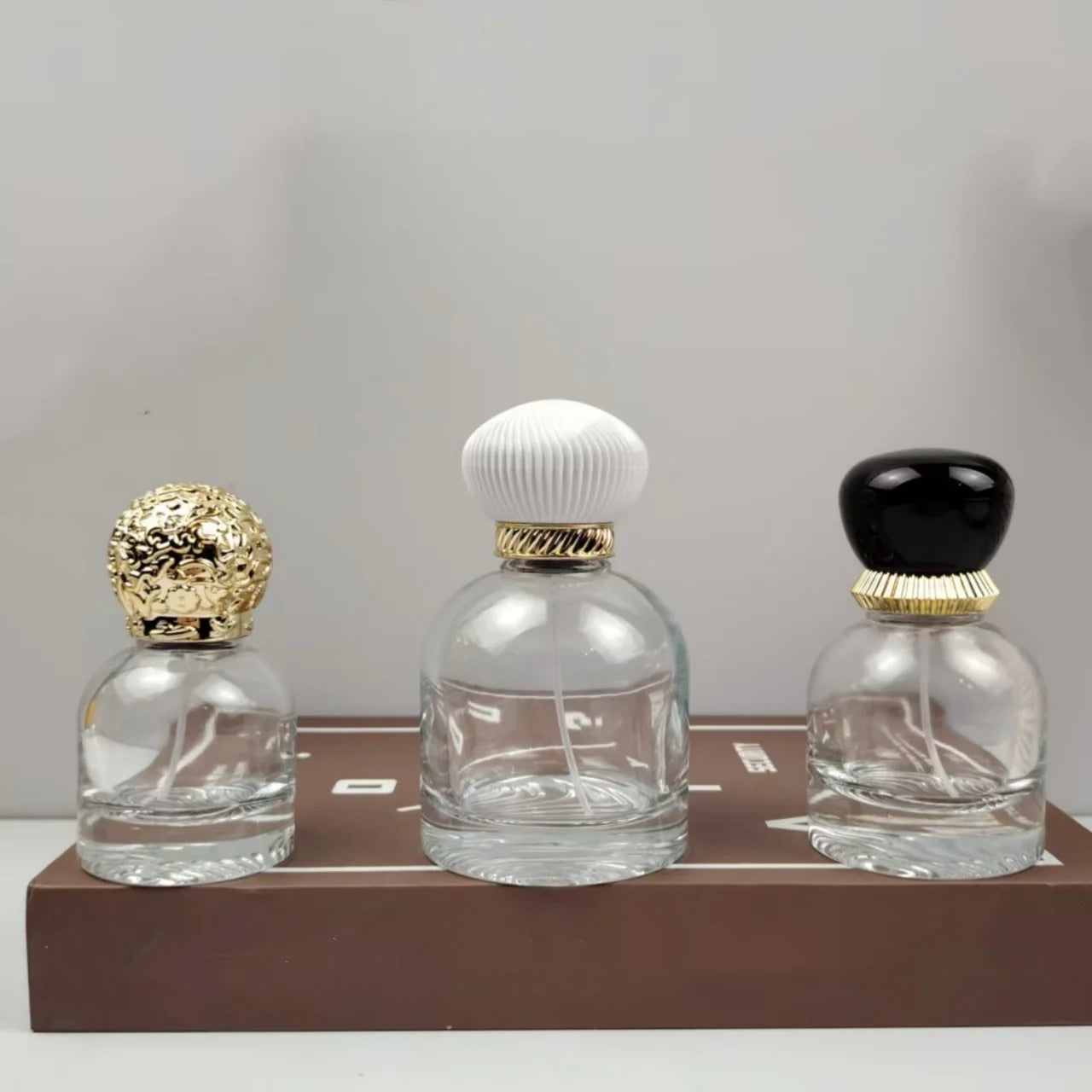 High End Hot Selling Empty 30 50 100ml  Thick Bottom Cylinder Glass Perfume Gold Silver Sprayer and Cap