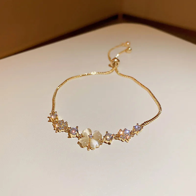 Fashion Jewelry Diamond Bracelet. the Crystal Zircon Bracelet Is Adjustable by Pulling